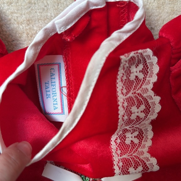 Vintage red velour romper with lace trim | 6-9 months - Picture 4 of 6